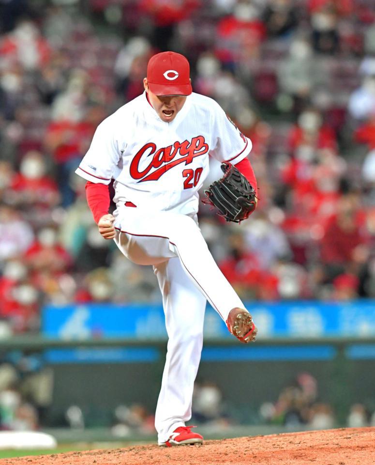 　９回、代打・川端から空振り三振を奪い、雄たけびを上げる栗林（撮影・立川洋一郎）