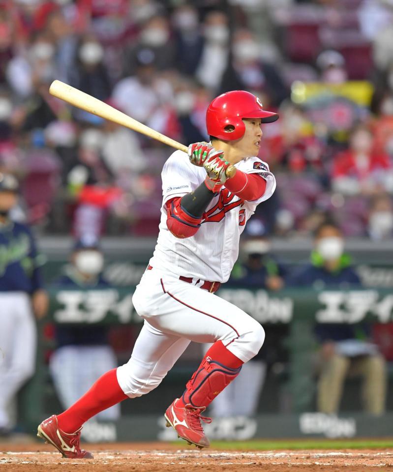 ２回裏広島２死一、二塁、右前へ同点適時打を放つ広島・小園海斗＝マツダスタジアム（撮影・立川洋一郎）