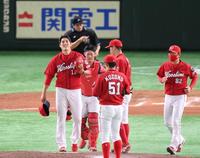 　６回、マウンドに集まる九里（左）ら広島ナイン（撮影・堀内翔）