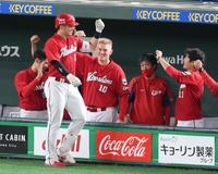 　６回、ソロを放ち迎えられる鈴木誠（撮影・堀内翔）