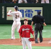 　５回、大城（後方）に先制２ランを浴びた九里（撮影・堀内翔）