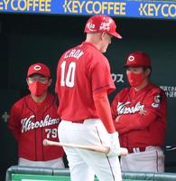 　２回、試合を見つめる佐々岡監督（右）。空振り三振に倒れたクロン（１０）＝撮影・堀内翔