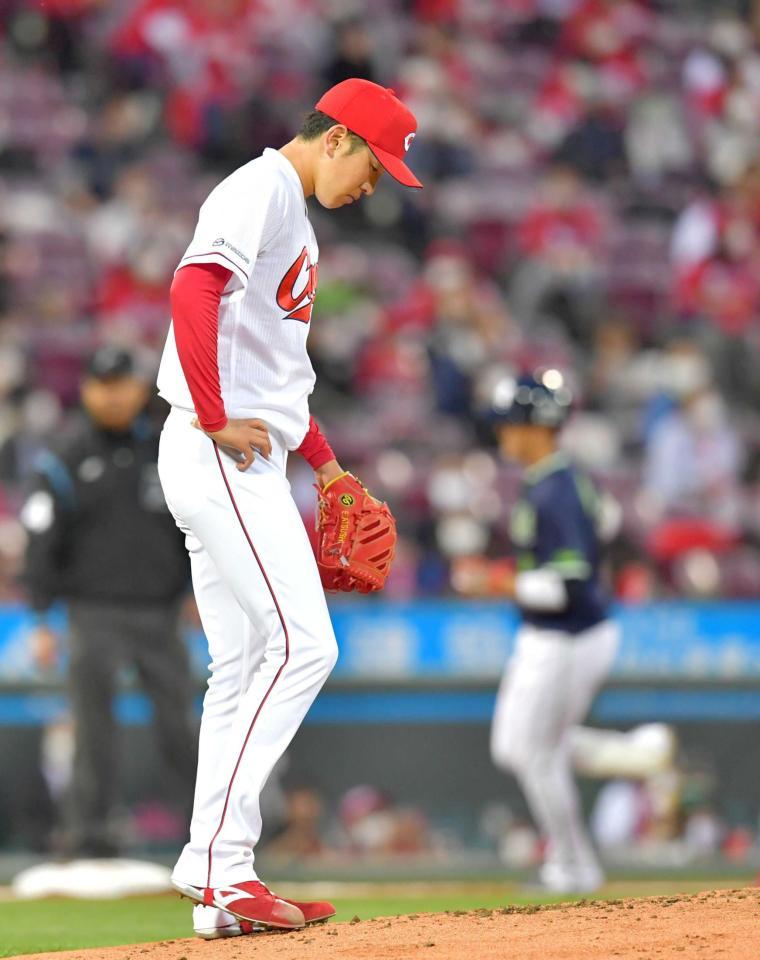 　勝ち越し２ランを浴び肩を落とす遠藤