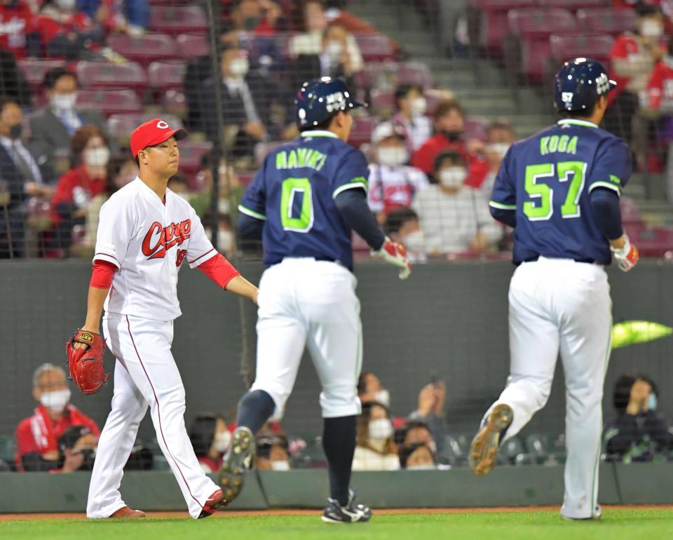 　８回、山崎に勝ち越しの２点適時三塁打を打たれた塹江（左）　