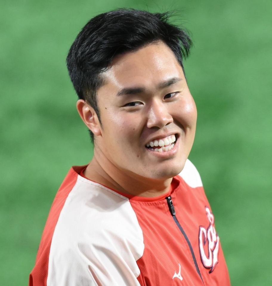 　試合前の練習中に笑顔を見せる高橋樹（撮影・堀内翔）