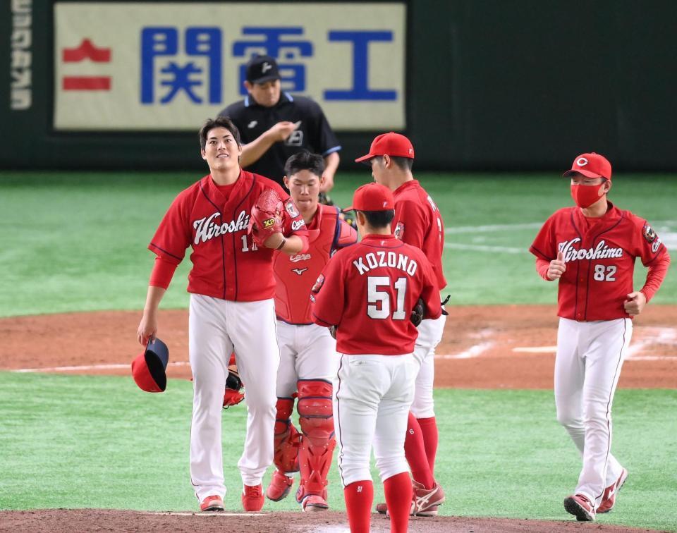 　６回、マウンドに集まる九里（左）ら広島ナイン（撮影・堀内翔）