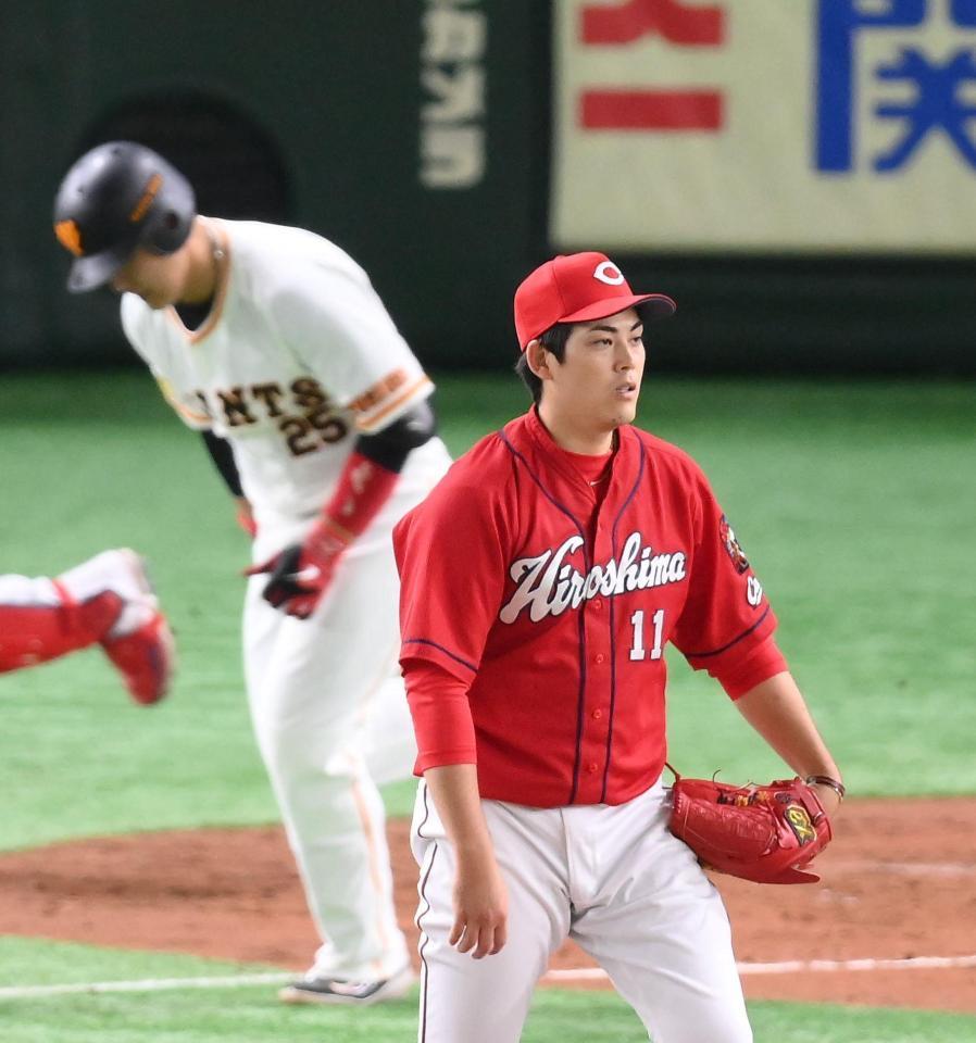 　４回、岡本（後方）を三ゴロに打ち取る九里（撮影・堀内翔）