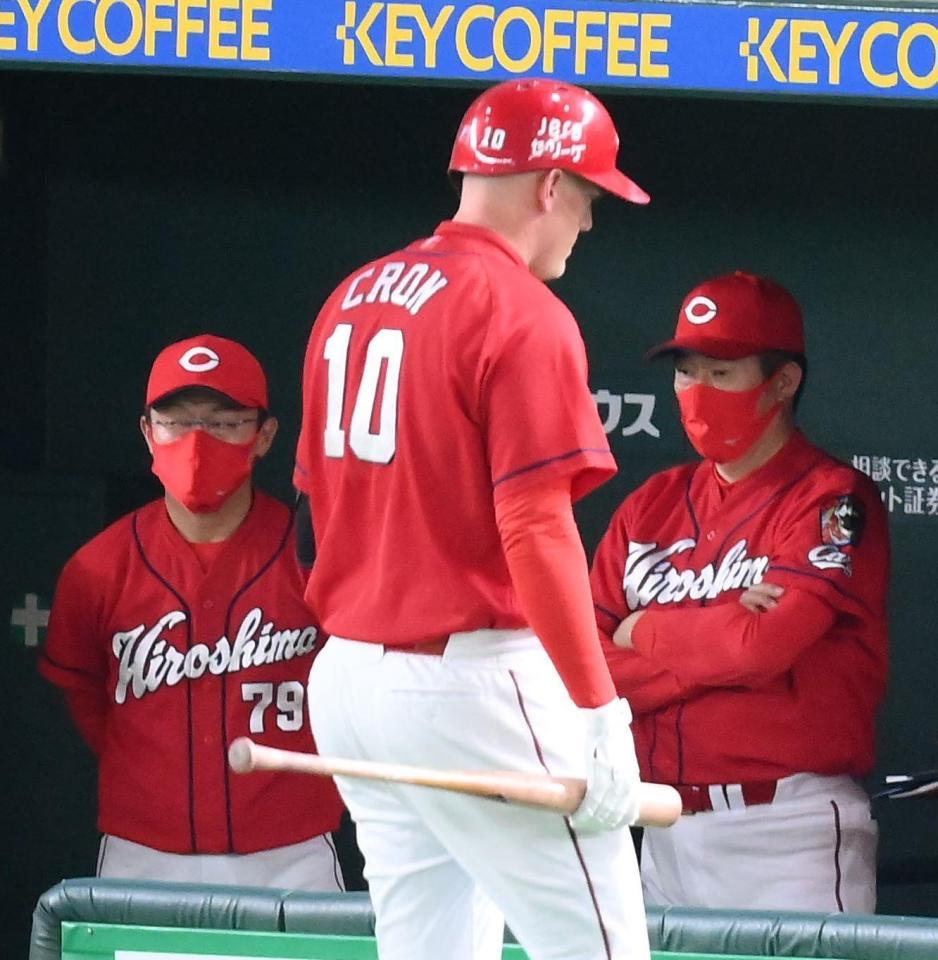 　２回、試合を見つめる佐々岡監督（右）。空振り三振に倒れたクロン（１０）＝撮影・堀内翔