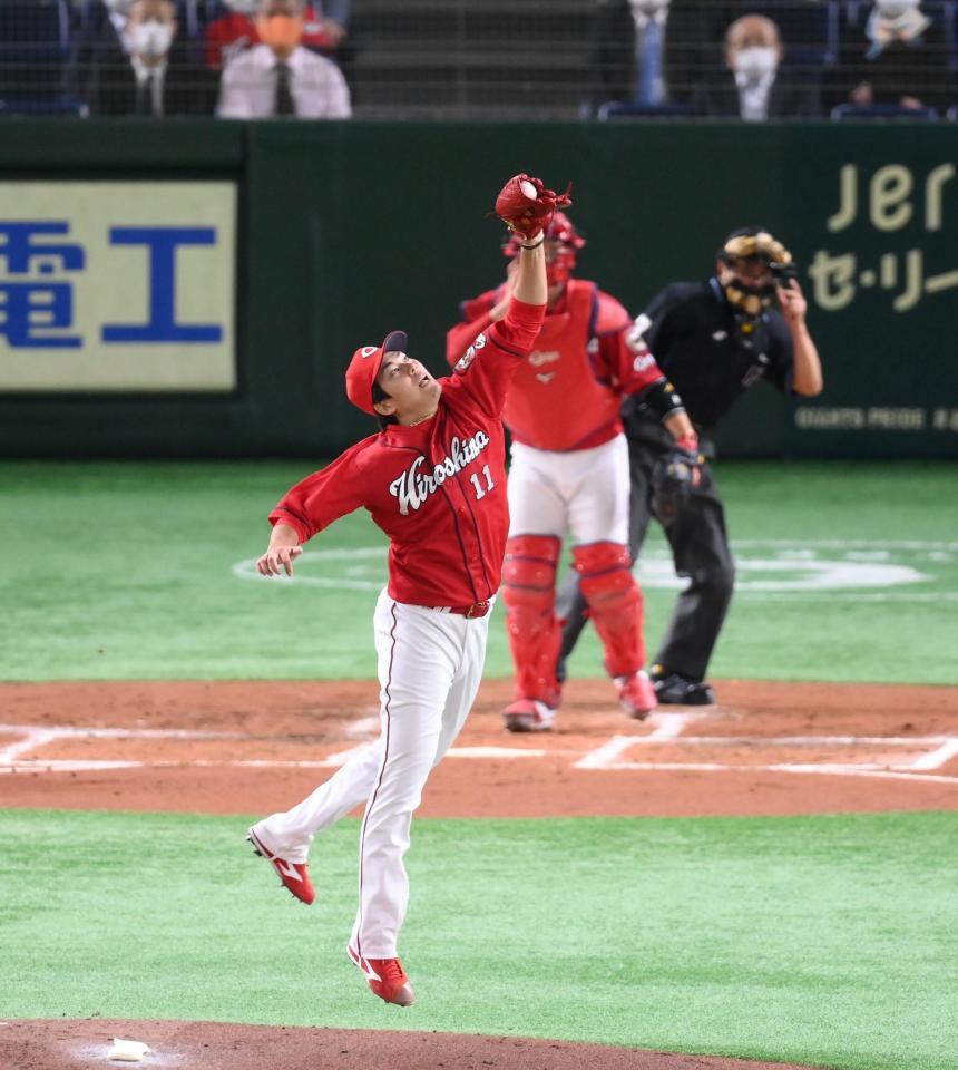 　２回、香月の打球に飛び付く九里（撮影・堀内翔）