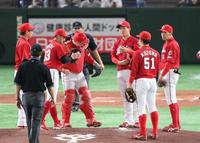 　２回、広岡に左前打を打たれてマウンドに集まる高橋昂（右から３人目）ら広島ナイン（撮影・堀内翔）