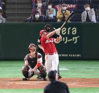 　５回、鈴木誠が通算１５０本塁打を放つ（撮影・堀内翔）