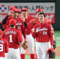 　９回を抑えてタッチを交わす栗林（右）＝撮影・堀内翔