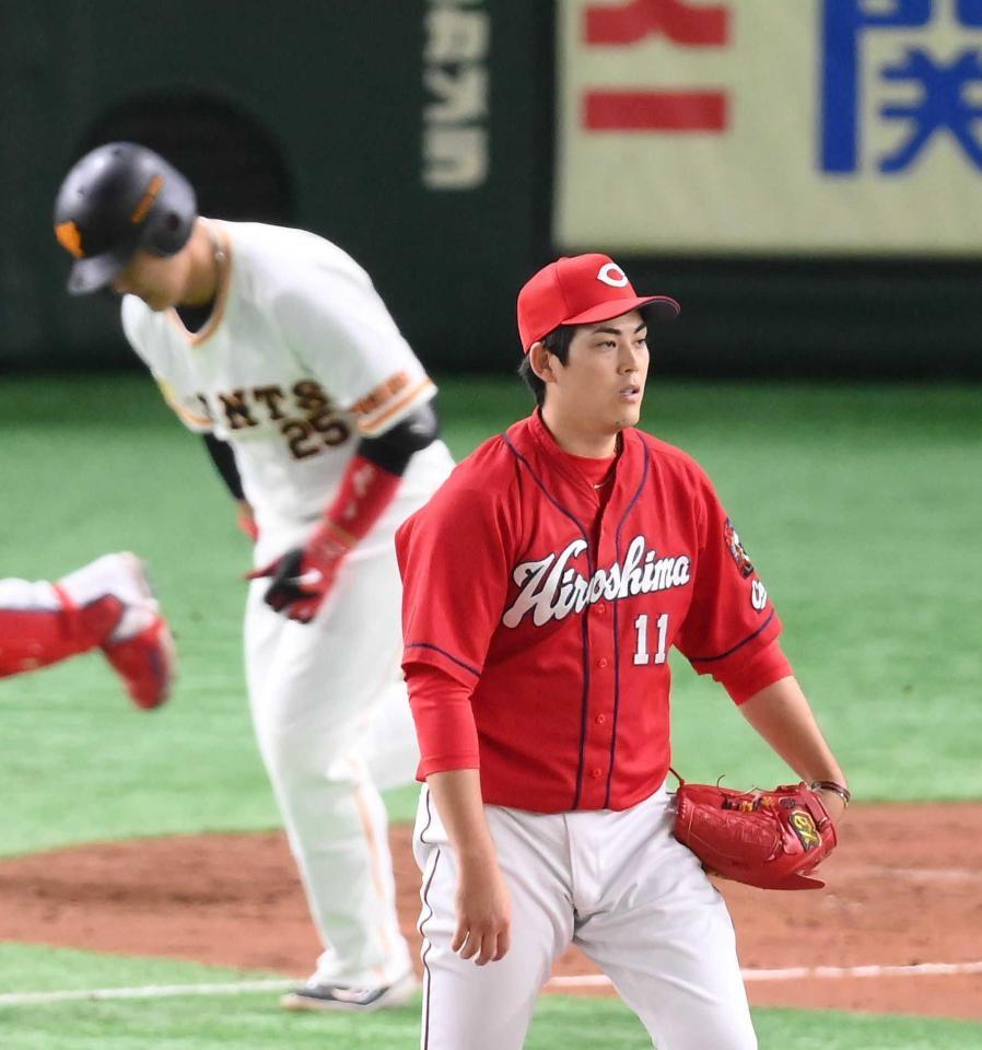 　４回、巨人・岡本和（後方）を三ゴロに打ち取る九里