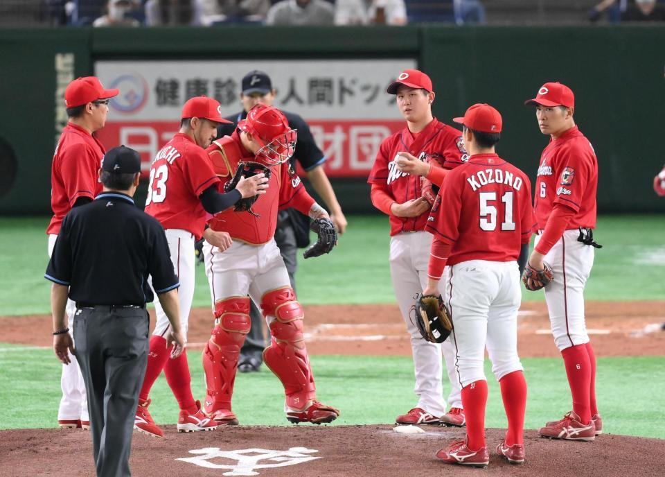 　２回、広岡に左前打を打たれてマウンドに集まる高橋昂（右から３人目）ら広島ナイン（撮影・堀内翔）