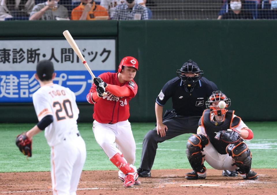 　４回、高橋昂が適時中前打を放つ（撮影・堀内翔）