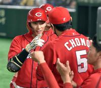 　８回、西川（左）は左越えに２ランを放ち、長野に迎えられる（撮影・佐藤厚）