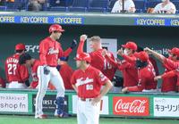 ４回、犠打を決めて迎えられる広島・野村＝東京ドーム（撮影・堀内翔）