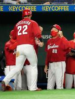 ９回、菊池涼の犠飛で勝ち越しの生還をした中村奨を迎える広島・佐々岡監督＝東京ドーム