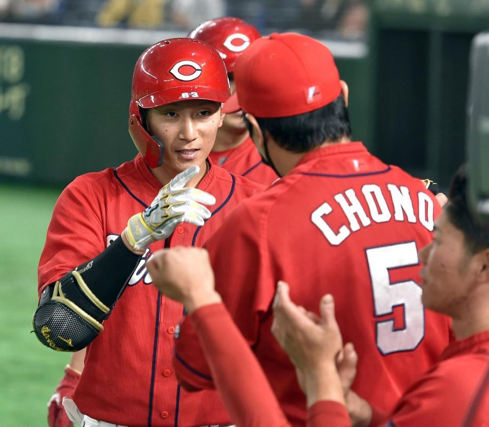 　８回、西川（左）は左越えに２ランを放ち、長野に迎えられる（撮影・佐藤厚）