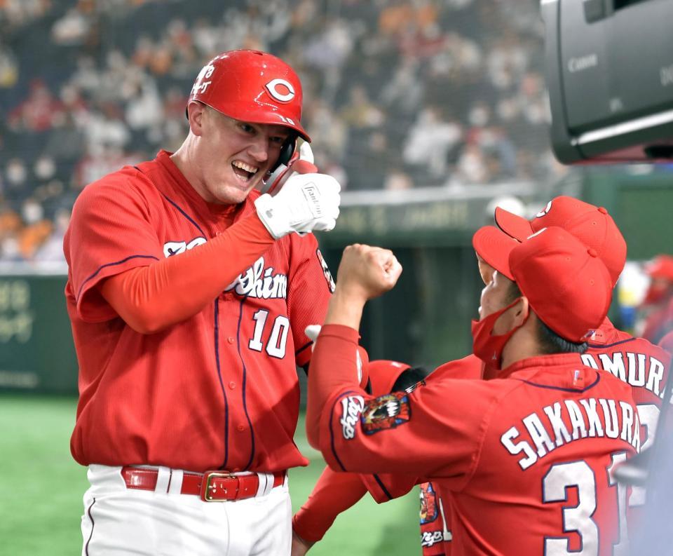 ４回表広島１死、クロンは左中間に２号ソロを放ち、ベンチにがい旋＝東京ドーム（撮影・佐藤厚）