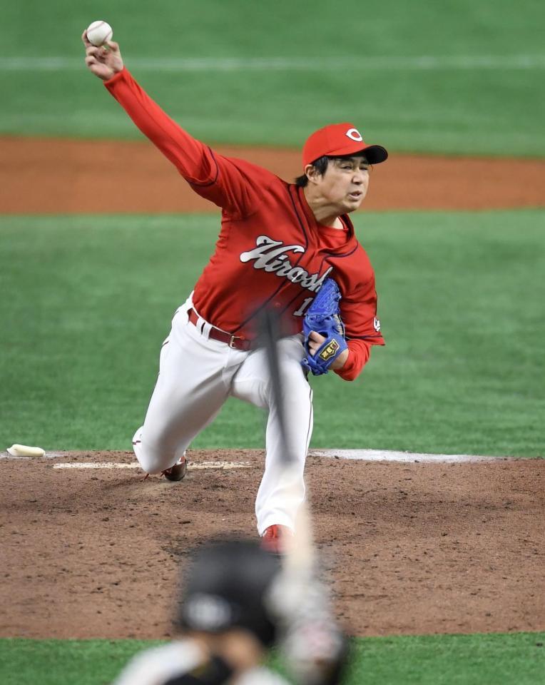 巨人打線を相手に力投する広島・野村祐輔＝東京ドーム（撮影・佐藤厚）