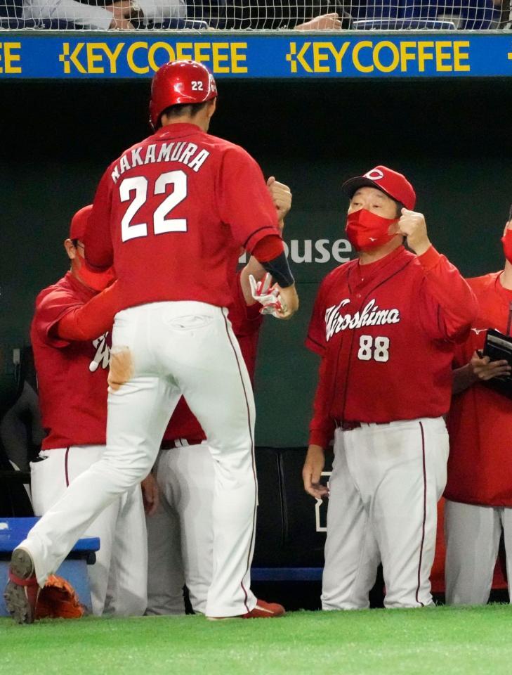 ９回、菊池涼の犠飛で勝ち越しの生還をした中村奨を迎える広島・佐々岡監督＝東京ドーム