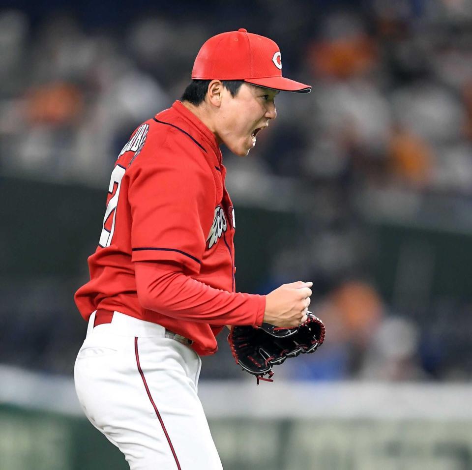 　９回を３者連続三振で締め、雄たけびを上げる栗林（撮影・佐藤厚）