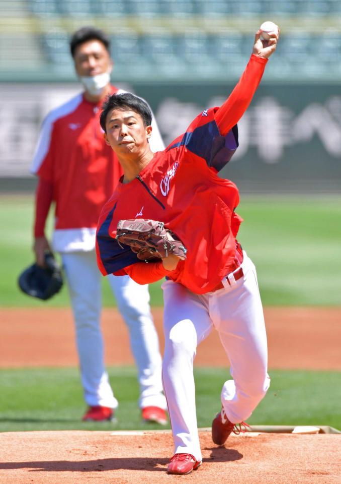 マウンドに上がって投球し感触を確かめる玉村。奥は永川コーチ