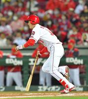 　３回、中前へ適時打を放つ森下