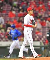 　３回、オースティン（左）に２ランを浴びる床田（撮影・立川洋一郎）