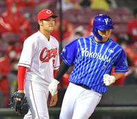 　３回、宮崎に中犠飛を打たれ５点目を許した床田（撮影・立川洋一郎）