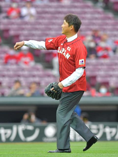 元広島・新井貴浩氏が始球式に登場　鯉党から大きな拍手、相変わらずの人気ぶり