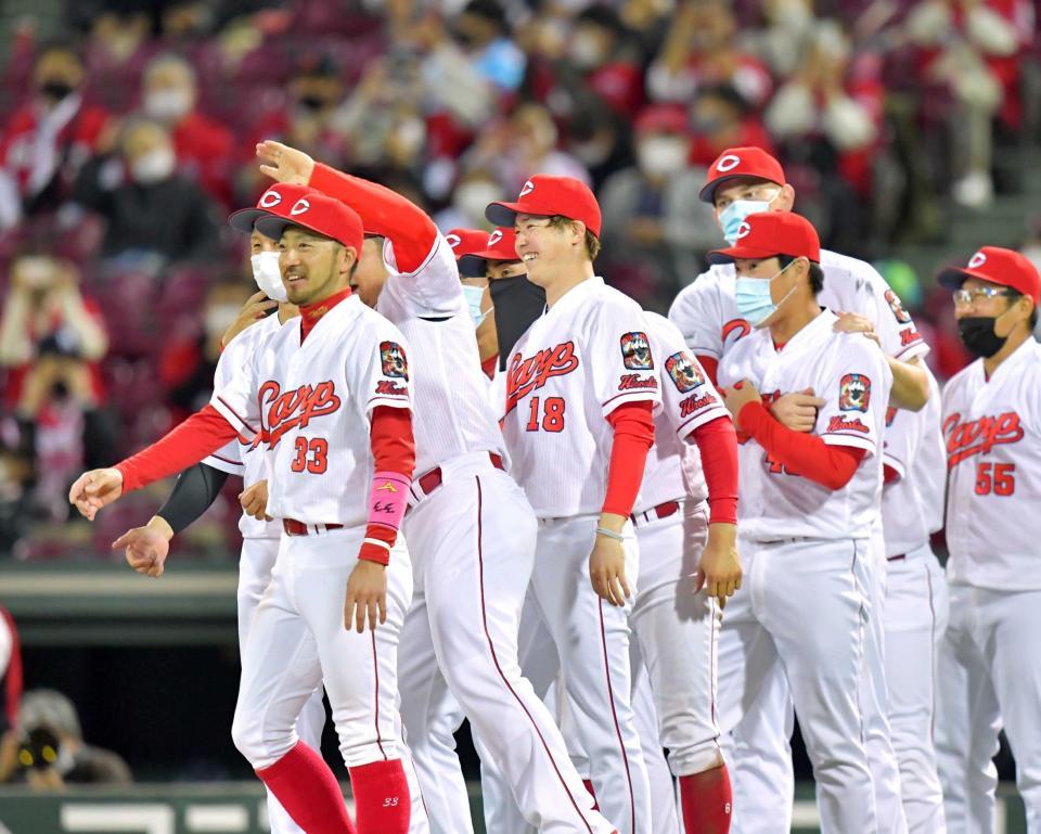 　ＤｅＮＡに快勝し笑顔を見せる森下（中央）ら広島ナイン（撮影・立川洋一郎）