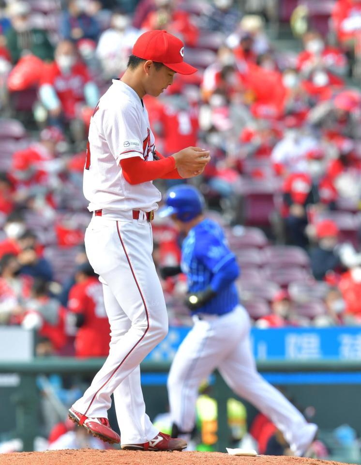 ４回、オースティン（右）に勝ち越しソロを浴びる玉村昇悟（撮影・立川洋一郎）