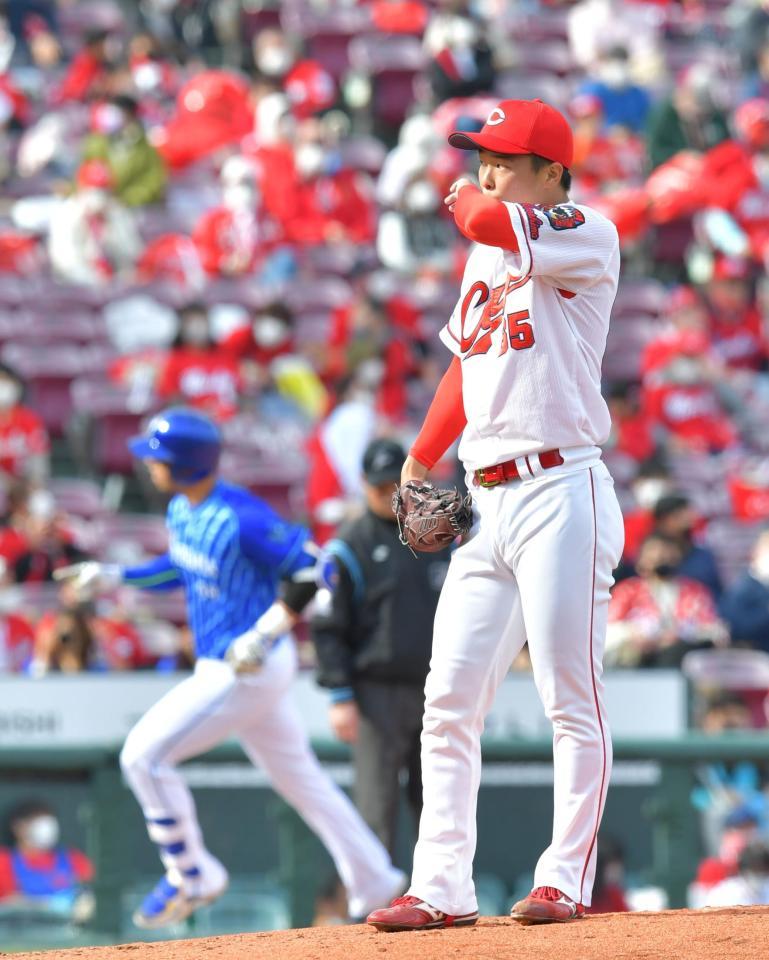 ４回、ＤｅＮＡ・ソト（左）に２ランを浴びる玉村（撮影・立川洋一郎）