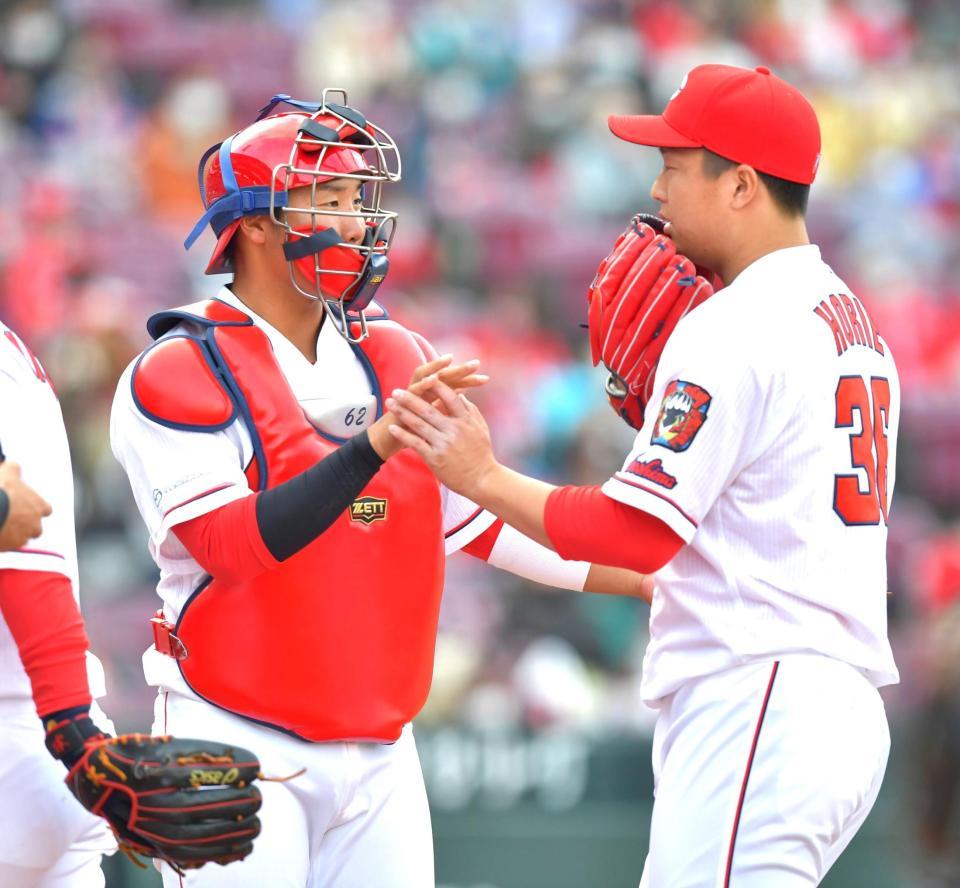 　３番手で登板し無失点の塹江（右）とタッチを交わす石原（撮影・立川洋一郎）