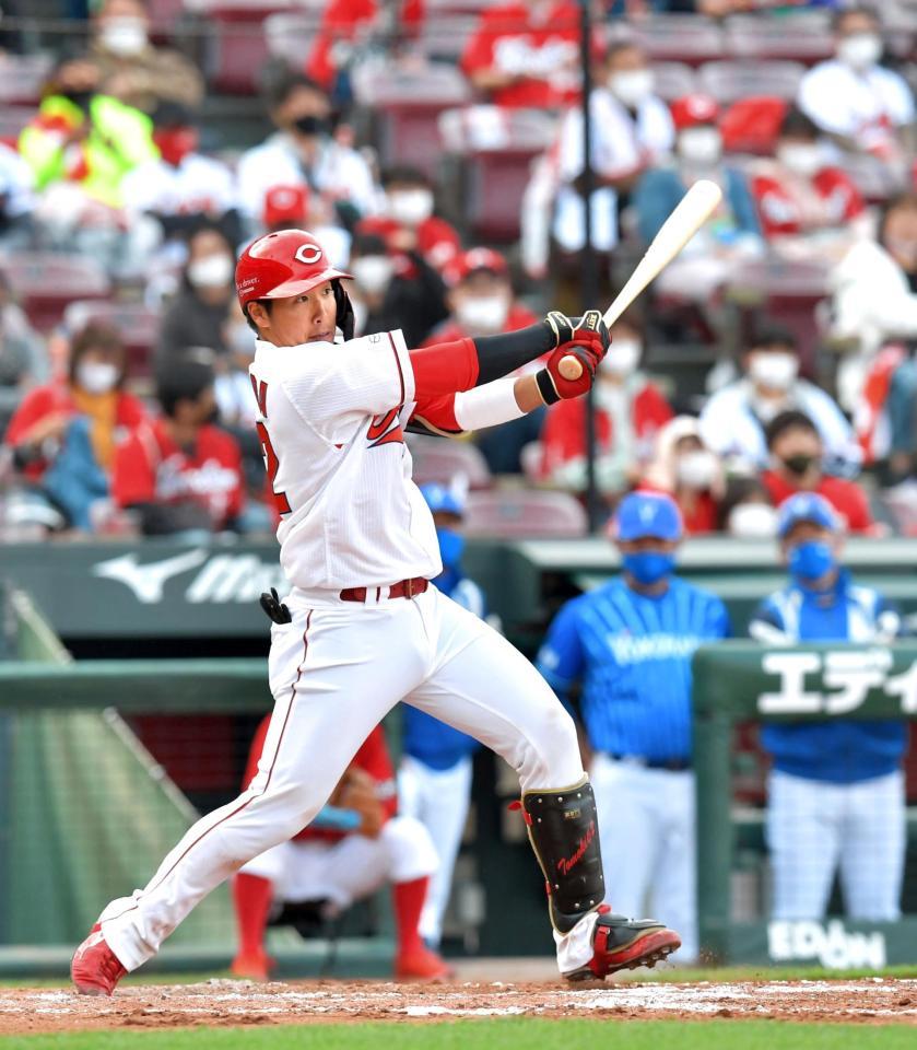 ７回、プロ初安打となる２点適時打を放つ石原（撮影・立川洋一郎）