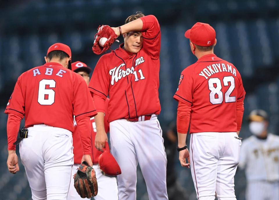 　２回、マルテに四球を出し、苦しげな表情を浮かべる九里（中央）＝撮影・田中太一