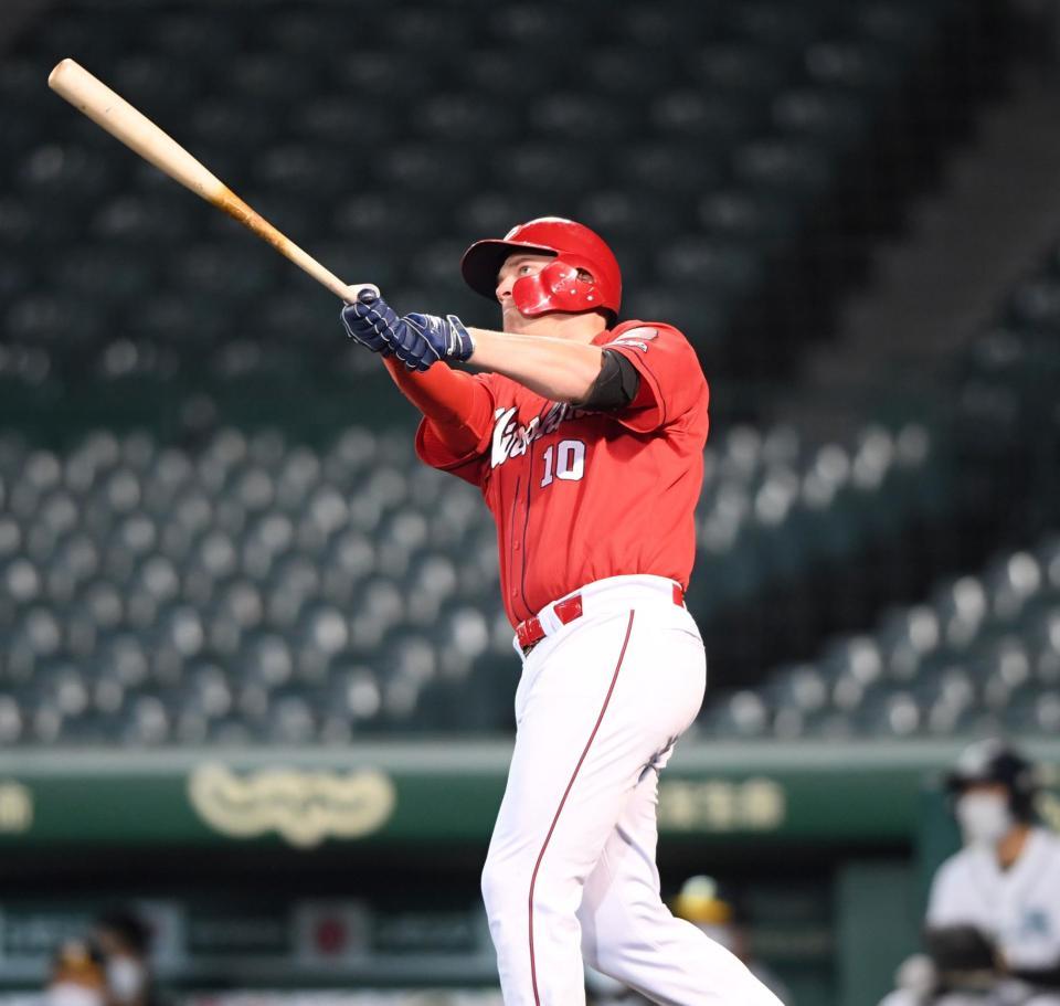 ８回、左越えへソロを放つ広島　ケビン・クロン＝甲子園（撮影・田中太一）