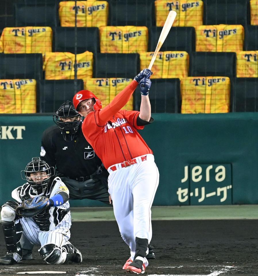 ８回、追撃の３号ソロを放つクロン（撮影・飯室逸平）