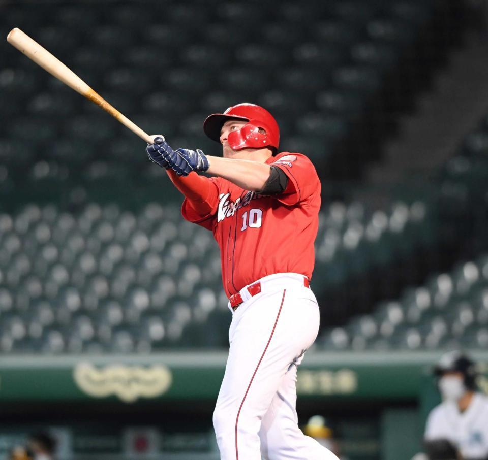 ８回、左越えへソロを放つクロン　