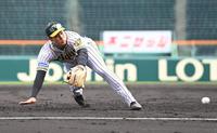 　３回、三塁を守る佐藤輝は鈴木誠の打球に飛びつく（撮影・田中太一）