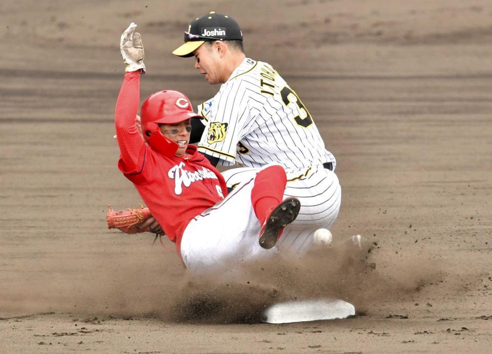 １回、二盗を決める羽月。二塁手・糸原（撮影・吉澤敬太）