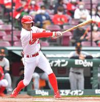 　１回、中前打を放つ菊池涼（撮影・立川洋一郎）