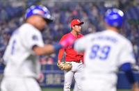 　４回、ビシエド（左）に先制２ランを浴びる玉村（撮影・立川洋一郎）