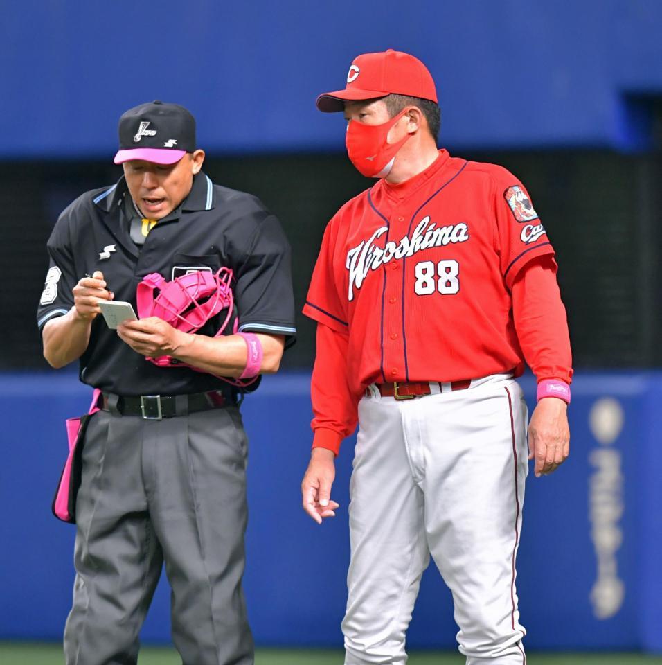 　球審に選手交代を告げる佐々岡監督（撮影・立川洋一郎）