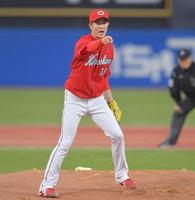 １回、山田を空振り三振に仕留め、ボールの位置を坂倉に伝える森下（撮影・高石航平）