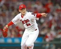 粘りのピッチングを見せる高橋昂（撮影・坂部計介）