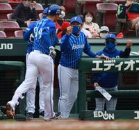 ７回表ＤｅＮＡ１死、逆転３ランのソトを迎える三浦監督（撮影・坂部計介）