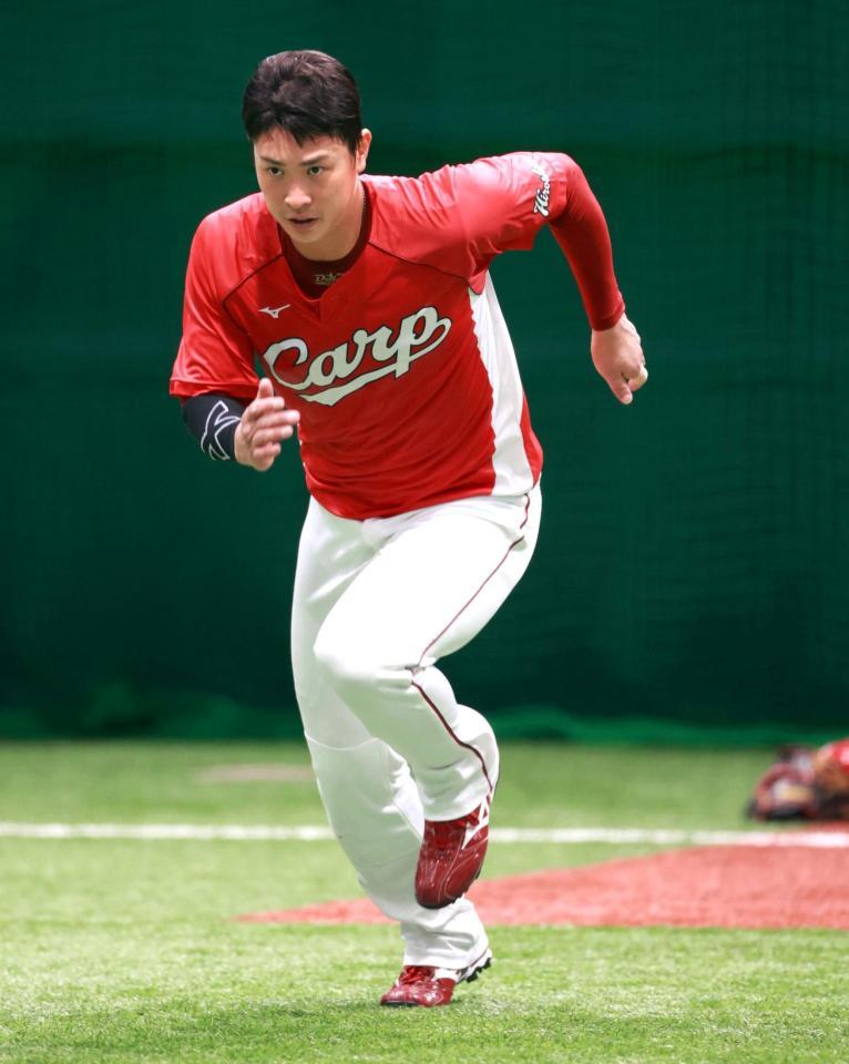 黙々と走塁練習を繰り返す堂林（撮影・坂部計介）